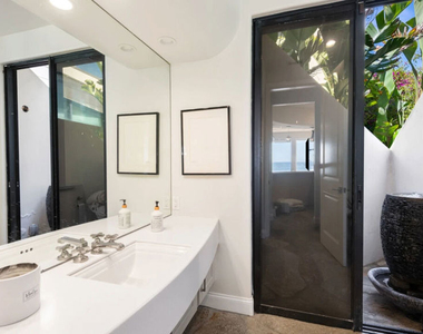 25252 Malibu Road - Photo Thumbnail 12