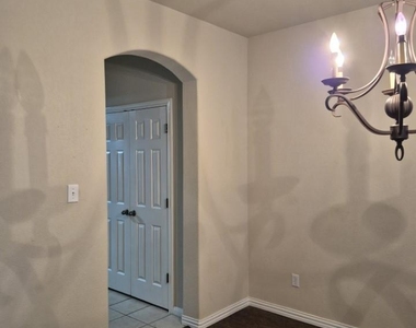 808 Busleigh Castle Way - Photo Thumbnail 4