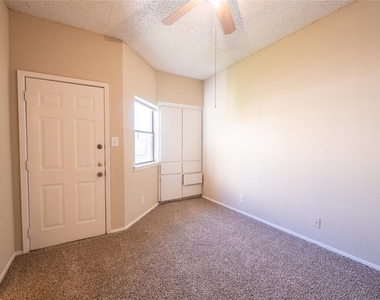 2818 Nueces St - Photo Thumbnail 4