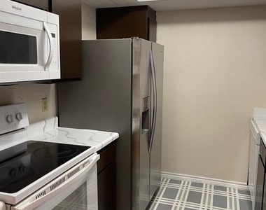 2820 S Bartell Drive - Photo Thumbnail 3
