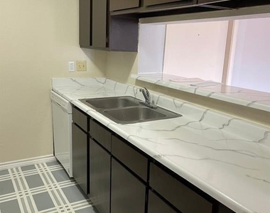 2820 S Bartell Drive - Photo Thumbnail 4