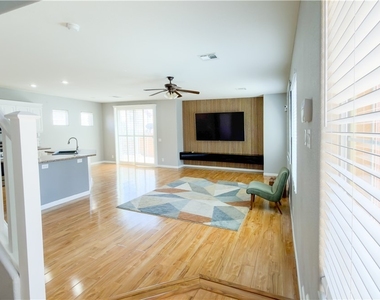 3610 Pinnate Drive - Photo Thumbnail 4