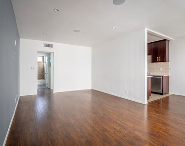5831 Carlton Way - Photo Thumbnail 10