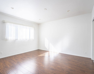 5831 Carlton Way - Photo Thumbnail 11