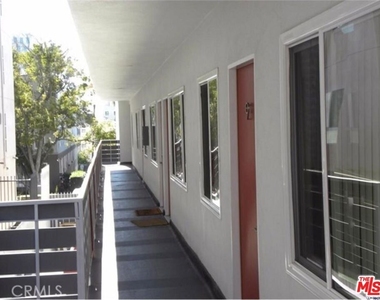 5831 Carlton Way - Photo Thumbnail 4