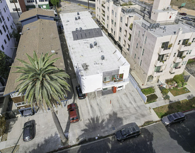 5831 Carlton Way - Photo Thumbnail 20
