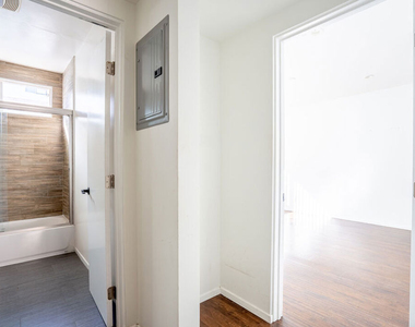 5831 Carlton Way - Photo Thumbnail 13