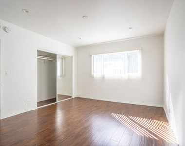 5831 Carlton Way - Photo Thumbnail 12