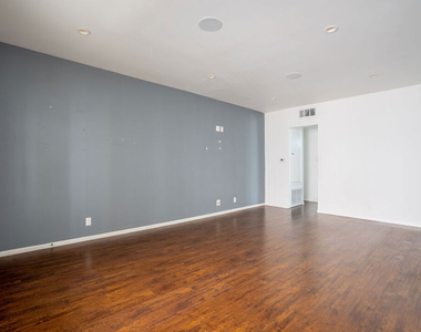 5831 Carlton Way - Photo Thumbnail 9