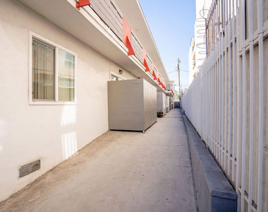 5831 Carlton Way - Photo Thumbnail 5