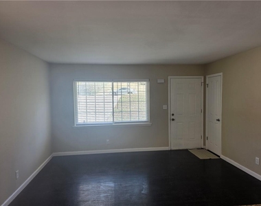 2435 Bouldercliff Way Se - Photo Thumbnail 2
