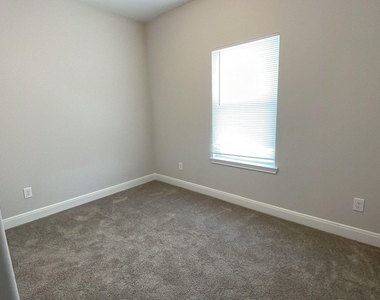 832 Elkhart Street - Photo Thumbnail 9