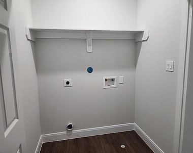 832 Elkhart Street - Photo Thumbnail 15