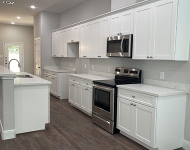 832 Elkhart Street - Photo Thumbnail 5