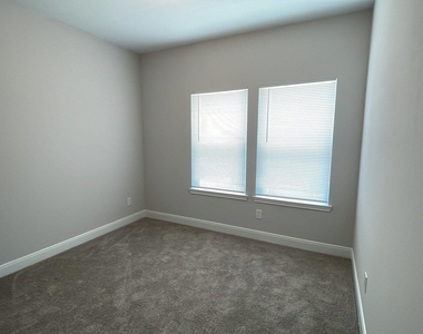 832 Elkhart Street - Photo Thumbnail 13