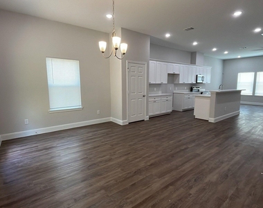 832 Elkhart Street - Photo Thumbnail 6
