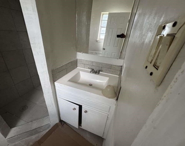5431 45th Street - Photo Thumbnail 10