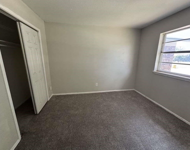 5431 45th Street - Photo Thumbnail 6