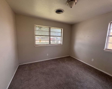 5431 45th Street - Photo Thumbnail 9