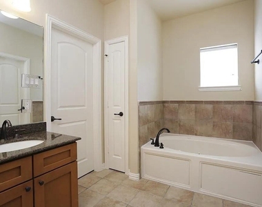 5615 Winsome Villas Lane - Photo Thumbnail 12