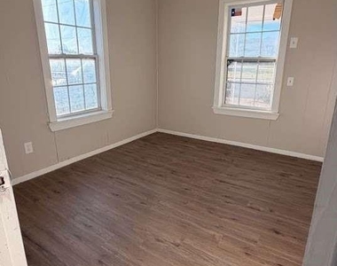 2414 Baylor Street - Photo Thumbnail 7