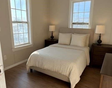 2414 Baylor Street - Photo Thumbnail 8