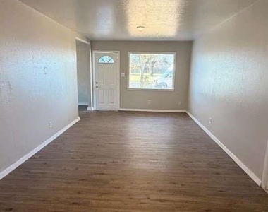 2414 Baylor Street - Photo Thumbnail 10