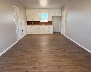 2414 Baylor Street - Photo Thumbnail 9