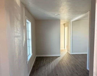 2414 Baylor Street - Photo Thumbnail 6