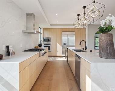 22268 Avenue San Luis - Photo Thumbnail 9