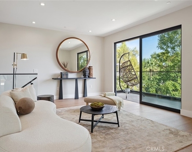 22268 Avenue San Luis - Photo Thumbnail 19