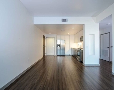 3033 Wilshire Boulevard - Photo Thumbnail 4