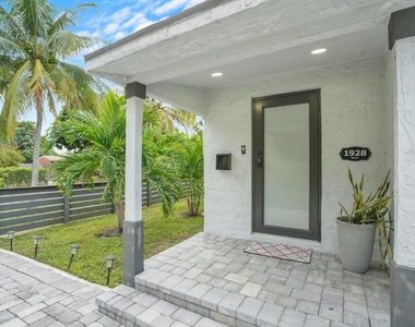 727 S Fernwood Drive S - Photo Thumbnail 1