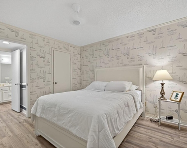 390 Ne Edgewater Drive - Photo Thumbnail 18