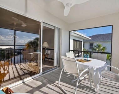 390 Ne Edgewater Drive - Photo Thumbnail 3