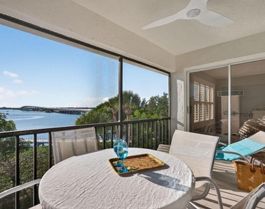 390 Ne Edgewater Drive - Photo Thumbnail 2