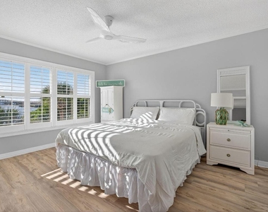 390 Ne Edgewater Drive - Photo Thumbnail 13