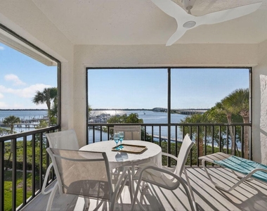 390 Ne Edgewater Drive - Photo Thumbnail 1