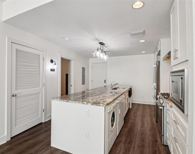 1208 E Kennedy Boulevard - Photo Thumbnail 8