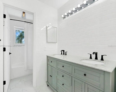 15945 Nw 82nd Court - Photo Thumbnail 12