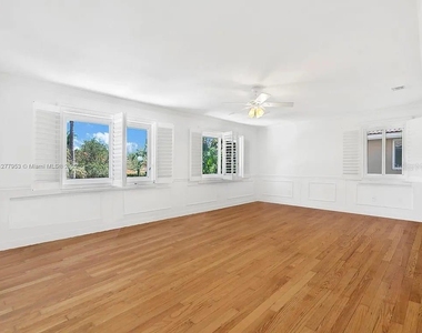 15945 Nw 82nd Court - Photo Thumbnail 15