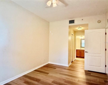 819 Fairwaycove Lane - Photo Thumbnail 23