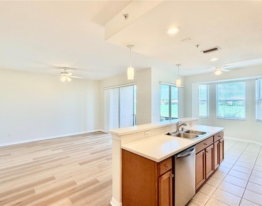 819 Fairwaycove Lane - Photo Thumbnail 10