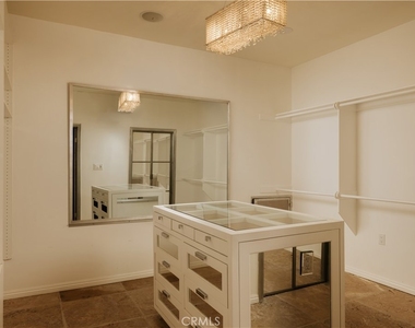4909 Woodley Avenue - Photo Thumbnail 15