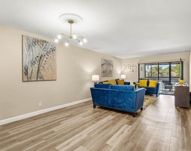 10110 Cedar Point Boulevard - Photo Thumbnail 3