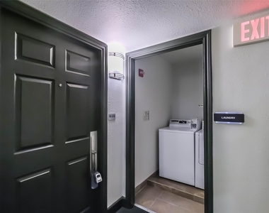 1025 Swanson Street - Photo Thumbnail 8