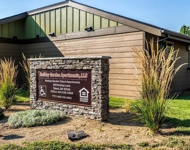 220 Holiday Ln - Photo Thumbnail 3