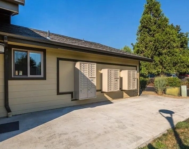 220 Holiday Ln - Photo Thumbnail 2