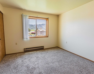 1051 E Park St - Photo Thumbnail 7