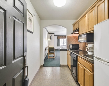 1025 Swanson Street - Photo Thumbnail 6